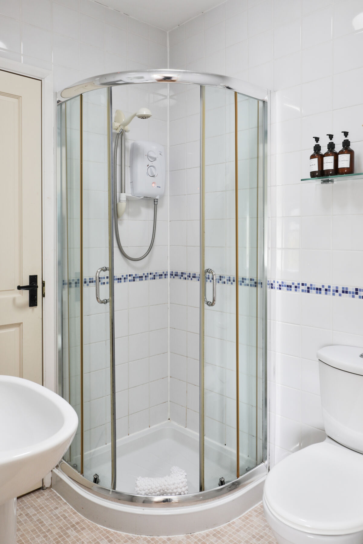 An en-suite shower room